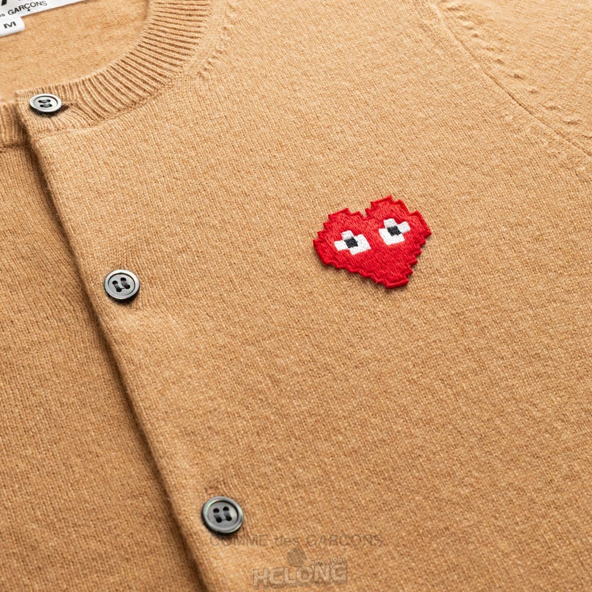 Comme Des Garcons PLAY Cardigan Invader Emblem Strickwaren Beige | 71506-AEUB